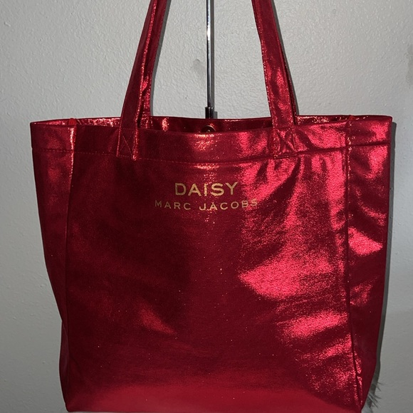 Marc Jacobs new Daisy Red Metallic Tote Bag. Sturdy handles. Shoulder drop 13”. - Picture 5 of 8